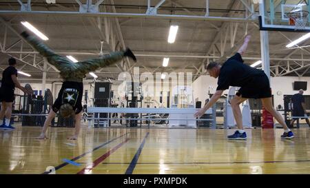 Le Sgt. Whitney Conder, une formation de soldat Total coach, témoigne d'une roue de l'Armée américaine à des soldats de la réserve avec la 96e Brigade de soutien, le 12 juin 2017, dans le centre de fitness, Ogden, Utah. L'équipe de FEP est constitué de sept athlètes olympiques de l'armée. Banque D'Images