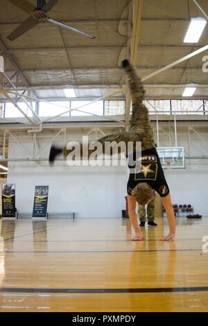 Le Sgt. Whitney Conder, une formation de soldat Total coach, témoigne d'une roue de l'Armée américaine à des soldats de la réserve avec la 96e Brigade de soutien, le 12 juin 2017, dans le centre de fitness, Ogden, Utah. L'équipe de FEP est constitué de sept athlètes olympiques de l'armée. Banque D'Images