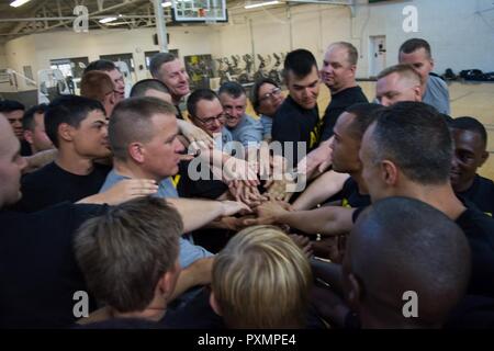 Des soldats de la réserve de l'armée américaine avec la 96e Brigade de soutien et d'amélioration de la formation des entraîneurs Soldat Total fin d'une séance de remise en forme avec un groupe huddle, 12 juin 2017, dans le centre de fitness, Ogden, Utah. L'équipe de FEP est constitué de sept athlètes olympiques de l'armée. Banque D'Images