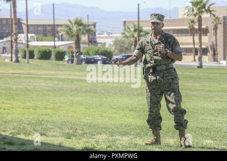 Le lieutenant-colonel Rafael A. Candelario II venant en sens inverse, commandant du 3e Bataillon de reconnaissance blindé léger, donne ses remarques au cours de la 3e LAR cérémonie de passation de commandement à lance le Cpl. Torrey L. Champ gris à bord du Marine Corps Air Ground Combat Center en Californie, le 15 juin. Au cours de la cérémonie, le Lieutenant-colonel Philip C. Laing, commandant sortant, 3e LAR, a quitté le commandement au Lieutenant-colonel Rafael A. Candelario II venant en sens inverse, commandant du 3e LAR. Banque D'Images