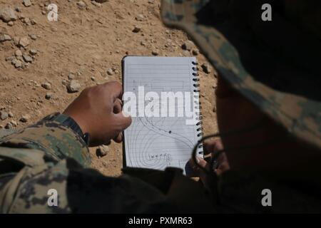 Le Sgt. Jose Raymund S. Hamoy, un chef d'équipe avec la Compagnie Golf du 2e Bataillon du 25e de marine, 4e Division de marines, Forces maritimes, dessine un cours de mouvement sur gamme 410A au cours de l'exercice 4-17 Formation intégrée à la masse d'Air Maritime Centre Combat Twentynine Palms, California, le 17 juin 2017. L'ITX 4-17 est un live-le-feu et la manœuvre un exercice visant à former des bataillons et des unités de la taille d'escadron dans les tactiques, les techniques et procédures nécessaires pour assurer un développement durable et prêt réserve opérationnelle pour l'emploi dans tout le spectre de la crise et d'engagement mondial. Banque D'Images