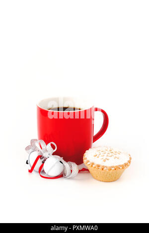 Mug rouge remplie de café noir, décoré avec du blanc Jingle bells, ruban argent métallique, et une mince pie sur fond blanc. Banque D'Images