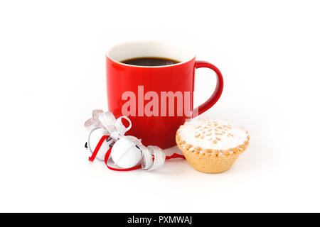 Mug rouge remplie de café noir, décoré avec du blanc Jingle bells, ruban argent métallique, et une mince pie sur fond blanc. Banque D'Images