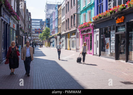 Londres, Angleterre, Royaume-Uni - Juin 2018 : les touristes et les gens de marcher et le shopping à Carnaby Street, London, UK Banque D'Images