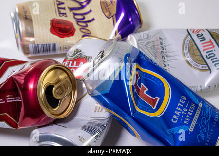 Canettes de bière vides Banque D'Images