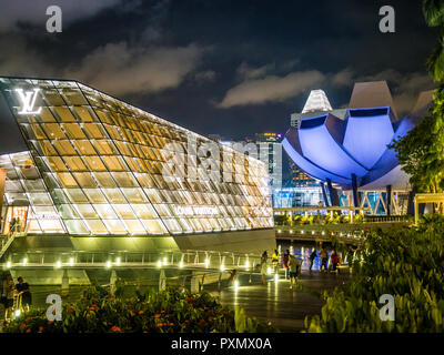 L'allumé Louis Vuitton flagship store avec le Musée ArtScience à Singapour Marina Bay. Banque D'Images