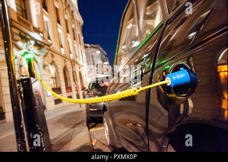 La voiture électrique se recharge dans un service de facturation de rue de la ville, Royaume-Uni, Londres Banque D'Images