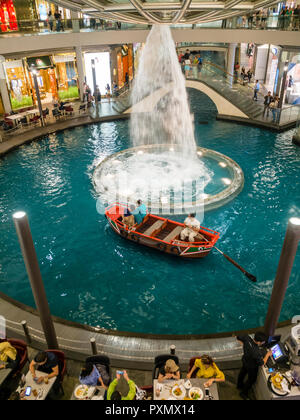 Les touristes sont de prendre une gondole à l'intérieur de Singapour Marina Bay du centre commercial. Banque D'Images