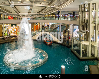 Les touristes sont de prendre une gondole à l'intérieur de Singapour Marina Bay du centre commercial. Banque D'Images