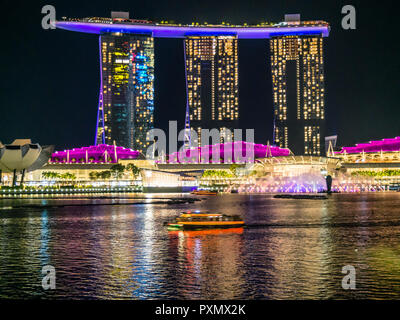 Voir la nuit à Singapour Marina Bay en direction de l'éclairage d'hôtel Marina Bay Sands. Banque D'Images