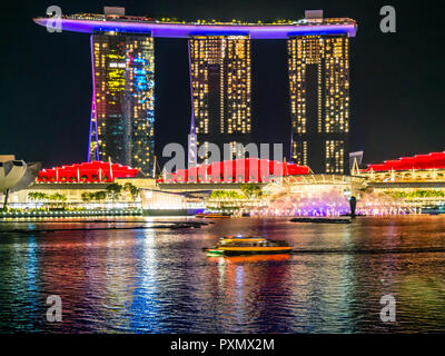 Voir la nuit à Singapour Marina Bay en direction de l'éclairage d'hôtel Marina Bay Sands. Banque D'Images