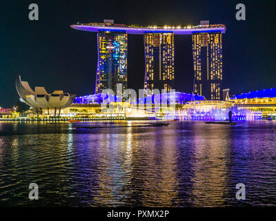 Voir la nuit à Singapour Marina Bay en direction de l'éclairage d'hôtel Marina Bay Sands. Banque D'Images