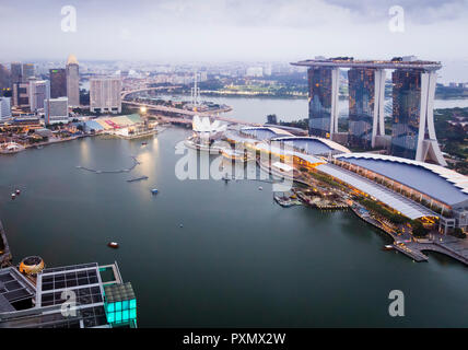 Vue aérienne de Singapour Marina Bay dans le crépuscule du soir Banque D'Images