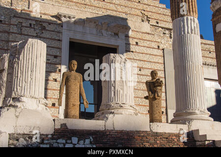 L'Italie, Brescia - 24 décembre 2017 : le point de vue de tuf Sculptures Testimoni ou témoins par l'artiste italien Mimmo Paladino à l'intérieur de la zone archéologique Banque D'Images