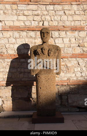 L'Italie, Brescia - 24 décembre 2017 : le point de vue de la Sculpture Testimoni tuf ou témoins par l'artiste italien Mimmo Paladino à l'intérieur de la zone archéologique o Banque D'Images