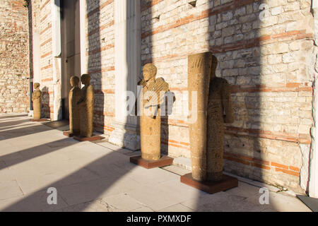 L'Italie, Brescia - 24 décembre 2017 : le point de vue de tuf Sculptures Testimoni ou témoins par l'artiste italien Mimmo Paladino à l'intérieur de la zone archéologique Banque D'Images