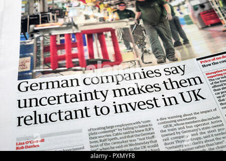 Guardian article 'incertitude sociétés disent les rend réticents à investir dans l'UK' Juillet 2018 Banque D'Images