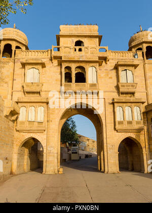 Embarquement à l'Gadisar Lake dans la ville du désert de Jaisalmer, en Inde Banque D'Images