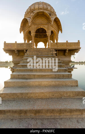 Étapes menant à un Chhatri au milieu de Gadisar Lake dans la ville du désert de Jaisalmer, en Inde Banque D'Images