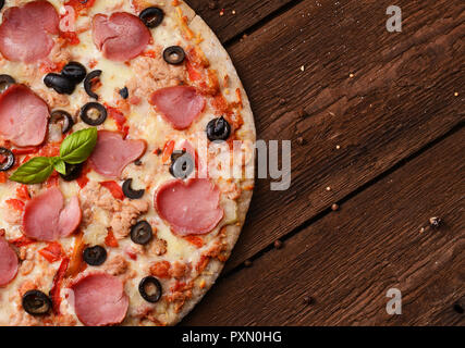 Des pizzas aux olives noires, thon et jambon italien Banque D'Images Des pizzas aux olives noires, thon et jambon italien Banque D'Images