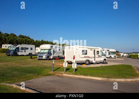 Motor-homes et caravanes sur Bron-Y-Wendon camping dans le Nord du Pays de Galles UK Banque D'Images