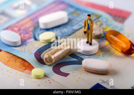 Concept d'entreprise de l'industrie pharmacie. businessman standing on medical comp Banque D'Images