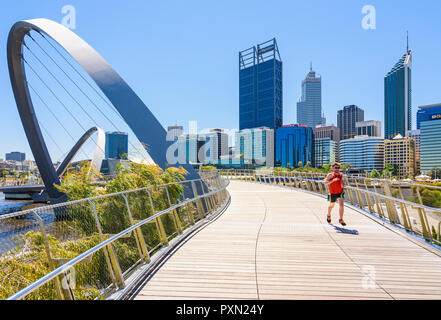 Jogger sur le pont Elizabeth Quay, avec le Perth CBD derrière, Elizabeth Street, Perth, Australie occidentale Banque D'Images