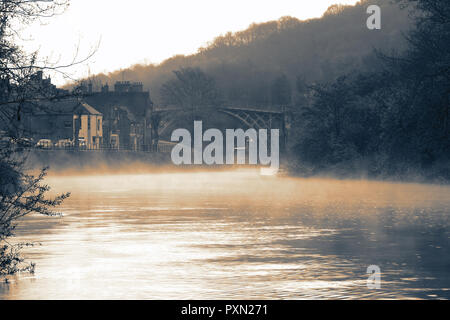 Rivière Severn qui traverse la gorge d'Ironbridge Ironbridge avec en arrière-plan sur un matin brumeux Banque D'Images