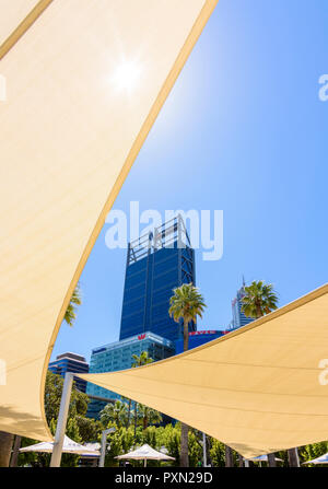 Voiles ombragées représentant la ville de Perth, Elizabeth Quay, Perth, Australie occidentale Banque D'Images