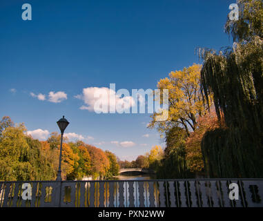 Vue depuis un pont à l'Isar à Munich avec des arbres en automne Banque D'Images