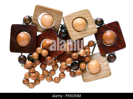 Des perles de sexe féminin sont en chêne en bois cubes et écrou simple. Isolé sur un plan macro blanc Banque D'Images