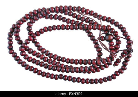 Les femmes sont des perles de bois foncé simples billes rouges. Isolé sur un plan macro blanc Banque D'Images