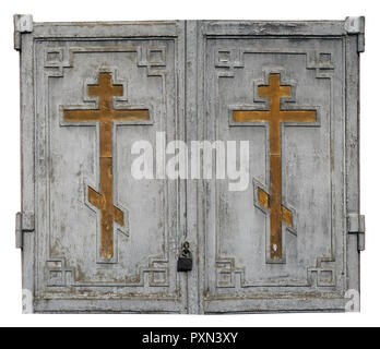 Fragment de verrouillé portes de bois de la vieille église historique avec les croix chrétiennes d'or. La peinture grise est arrachée de temps. Isolated on white Banque D'Images