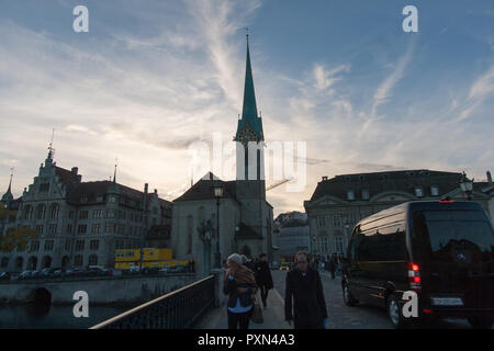 ZURICH, SUISSE - 28 octobre 2015 : Église Fraumunster et reflet dans la rivière Limmat, ville de Zurich, Suisse Banque D'Images