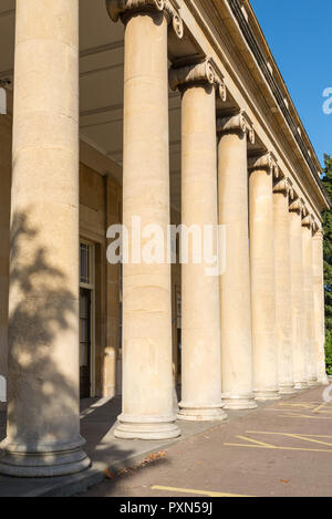 Le Pittville Pump room dans Pittville Park, Cheltenham, Gloucestershire est un bâtiment de style Régence et le plus grand bâtiment restant dans Cheltenham Spa Banque D'Images