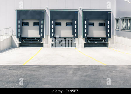 La logistique, terrains de stationnement, des rampes de chargement à l'arrière de l'entrepôt Banque D'Images