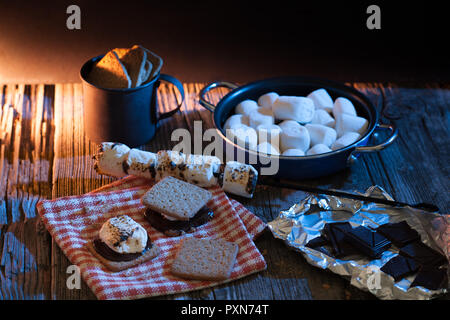 S'Mores vie toujours sur une table en bois avec de la guimauve, chocolat et biscuits graham, tous les produits sans gluten. Banque D'Images