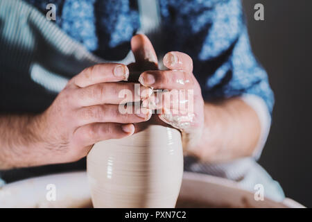 Les mains, qui exploite l'artiste créant doucement en forme correctement à la main à partir de l'argile. La poterie traditionnelle, l'enseignant montre les bases de la poterie dans un Banque D'Images