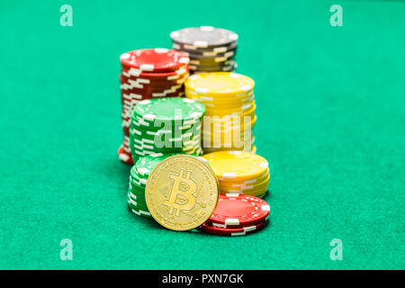 Jetons de casino et sur bitcoin green table cryptocurrency, concept de jeu Banque D'Images