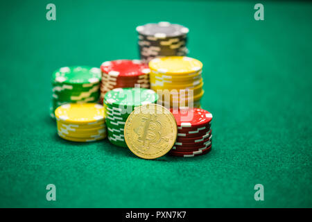 Jetons de casino et sur bitcoin green table cryptocurrency, concept de jeu Banque D'Images