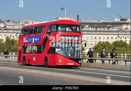 Bus à impériale rouge (Wrightbus) crossing Waterloo Bridge, London, England, UK Banque D'Images