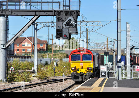 La Deutsche Bahn 66 66001 classe pas à la tête d'un fret en direction sud en Peterborough Cambridgeshire, Angleterre, Royaume-Uni, Banque D'Images