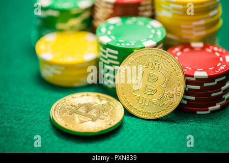 Jetons de casino et sur bitcoin green table cryptocurrency, concept de jeu Banque D'Images