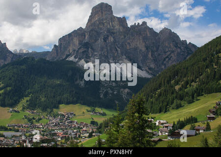 Vue panoramique sur Corvara, à Alta Badia, Tyrol du Sud, Italie du Nord. Les pics des Dolomites comprennent Sass Ciamac et Sassongher Banque D'Images