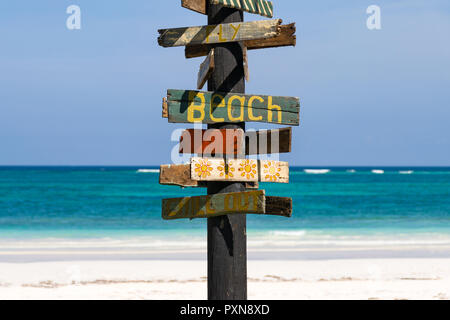 Un panneau avec écrit dessus plage tropicale avec plage et l'océan en arrière-plan sur un après-midi ensoleillé Banque D'Images