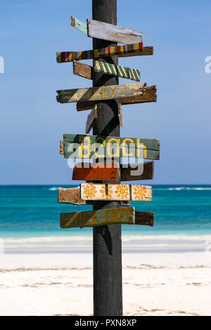 Un panneau avec écrit dessus plage tropicale avec plage et l'océan en arrière-plan sur un après-midi ensoleillé Banque D'Images