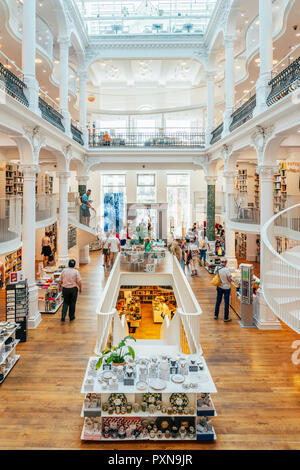 Bucarest, Roumanie - 25 juin 2018 : les personnes à la recherche d'une grande variété de livres en vente sur Belle bibliothèque Book Store Banque D'Images