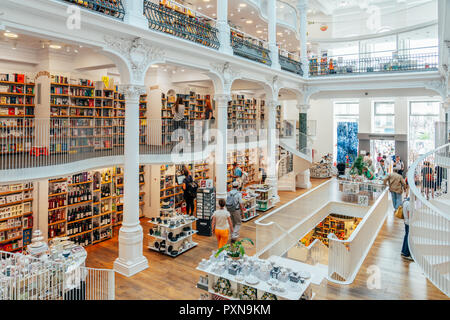 Bucarest, Roumanie - 25 juin 2018 : les personnes à la recherche d'une grande variété de livres en vente sur Belle bibliothèque Book Store Banque D'Images