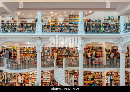 Bucarest, Roumanie - 25 juin 2018 : les personnes à la recherche d'une grande variété de livres en vente sur Belle bibliothèque Book Store Banque D'Images