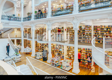 Bucarest, Roumanie - 25 juin 2018 : les personnes à la recherche d'une grande variété de livres en vente sur Belle bibliothèque Book Store Banque D'Images